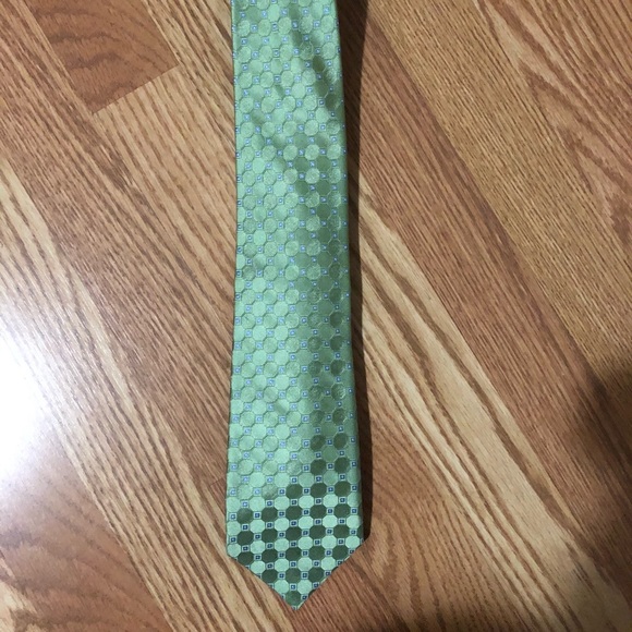 IZOD Tie Green/Pattern 100% Silk EUC - Picture 2 of 5